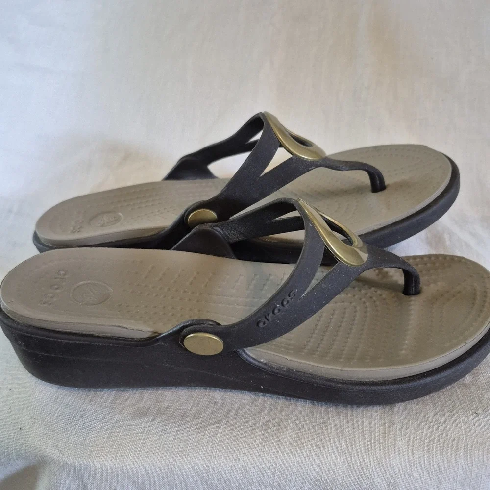 Crocs Sanrah Women Size 7 Wedge Sandals Thong Flip Flop Comfort Beach Resortwear